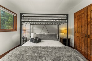 6 bedrooms, desk, iron/ironing board, WiFi (free)
