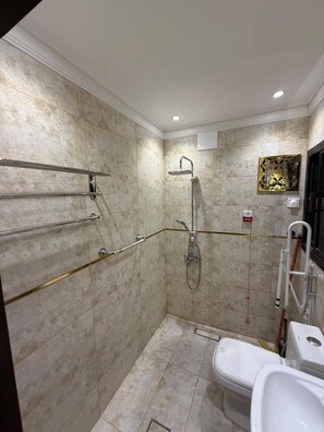 Shower, towels, soap, toilet paper - Al Qaswaa New Hotel (Makkah)