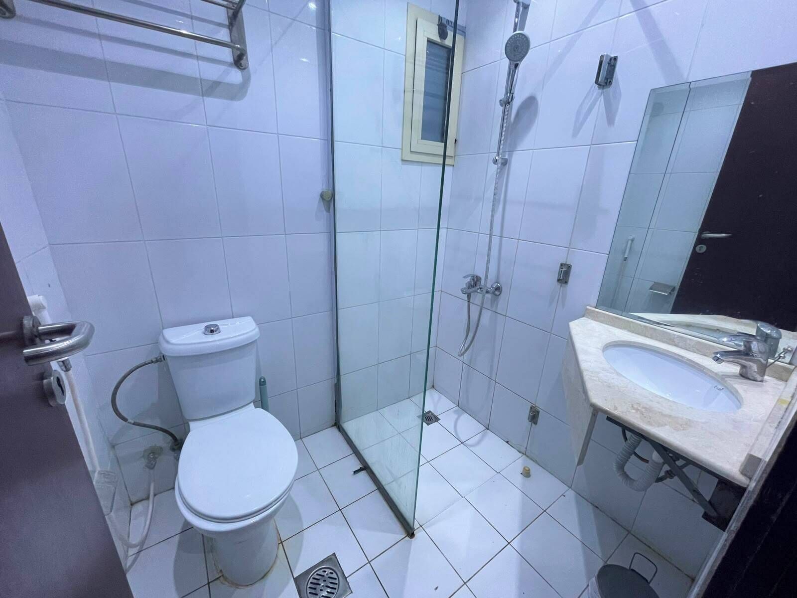 Douche, serviettes fournies, savon, papier toilette