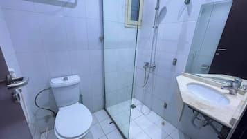 Douche, serviettes fournies, savon, papier toilette