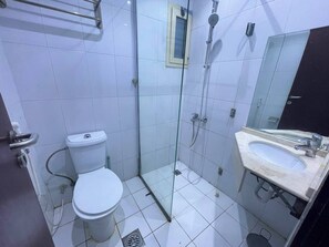 Douche, serviettes fournies, savon, papier toilette