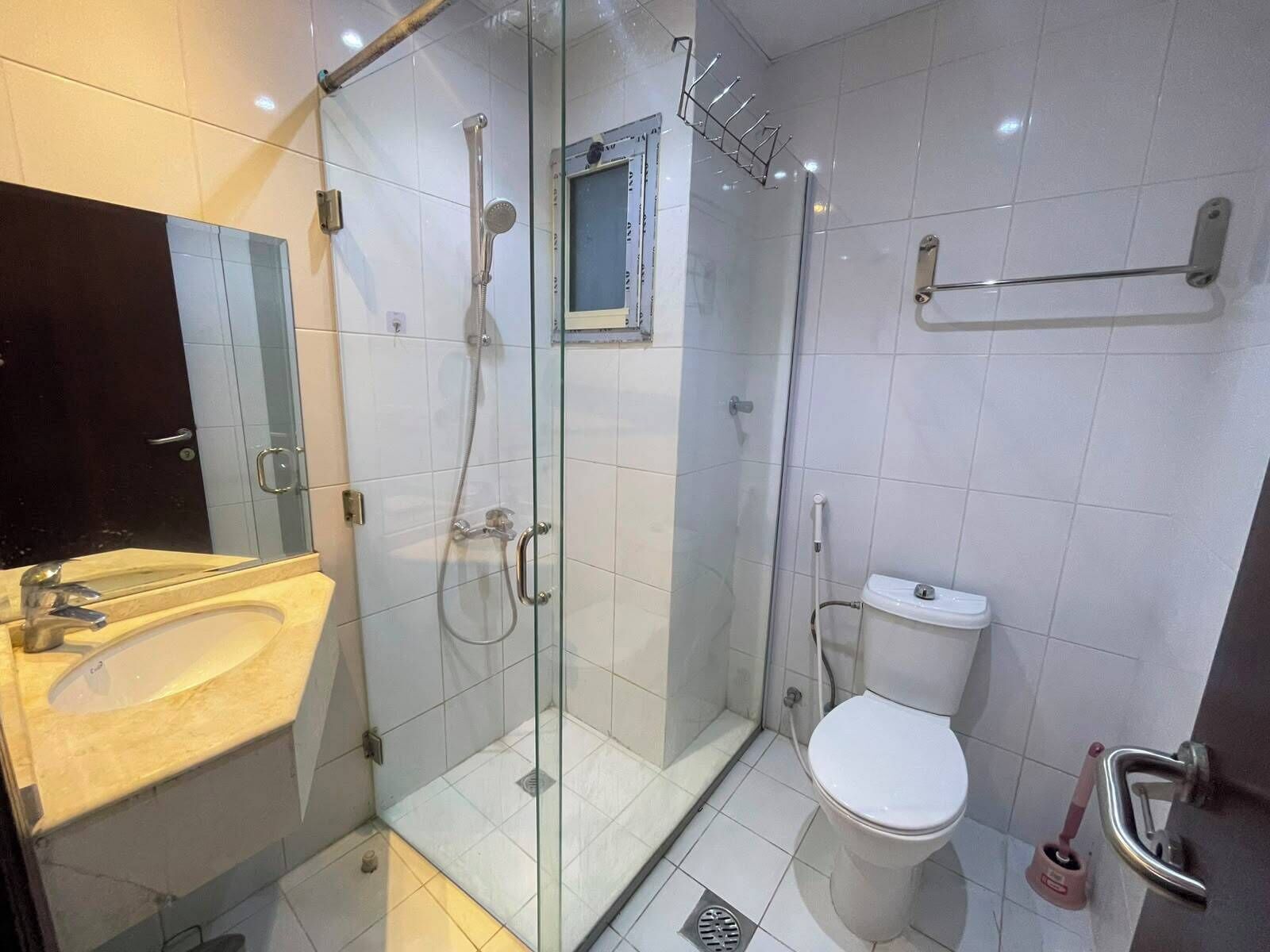 Douche, serviettes fournies, savon, papier toilette