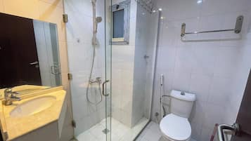 Douche, serviettes fournies, savon, papier toilette