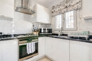 Wasserkocher mit Kaffee-/Teezubehör, Kühlschrank, Mikrowelle, Ofen
