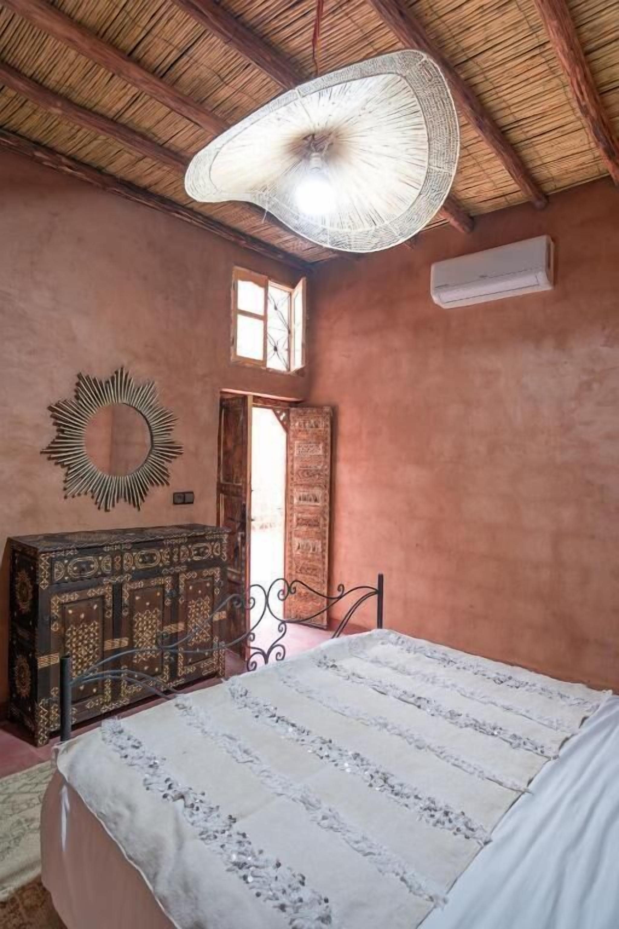 Habitación doble, vista al patio | Tabla de planchar con plancha y wifi gratis 