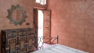 Habitación doble, vista al patio | Tabla de planchar con plancha y wifi gratis