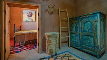 Chambre Double Supérieure, vue cour intérieure | Intérieur