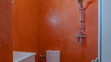 Economy Double Room, Courtyard View | Bathroom