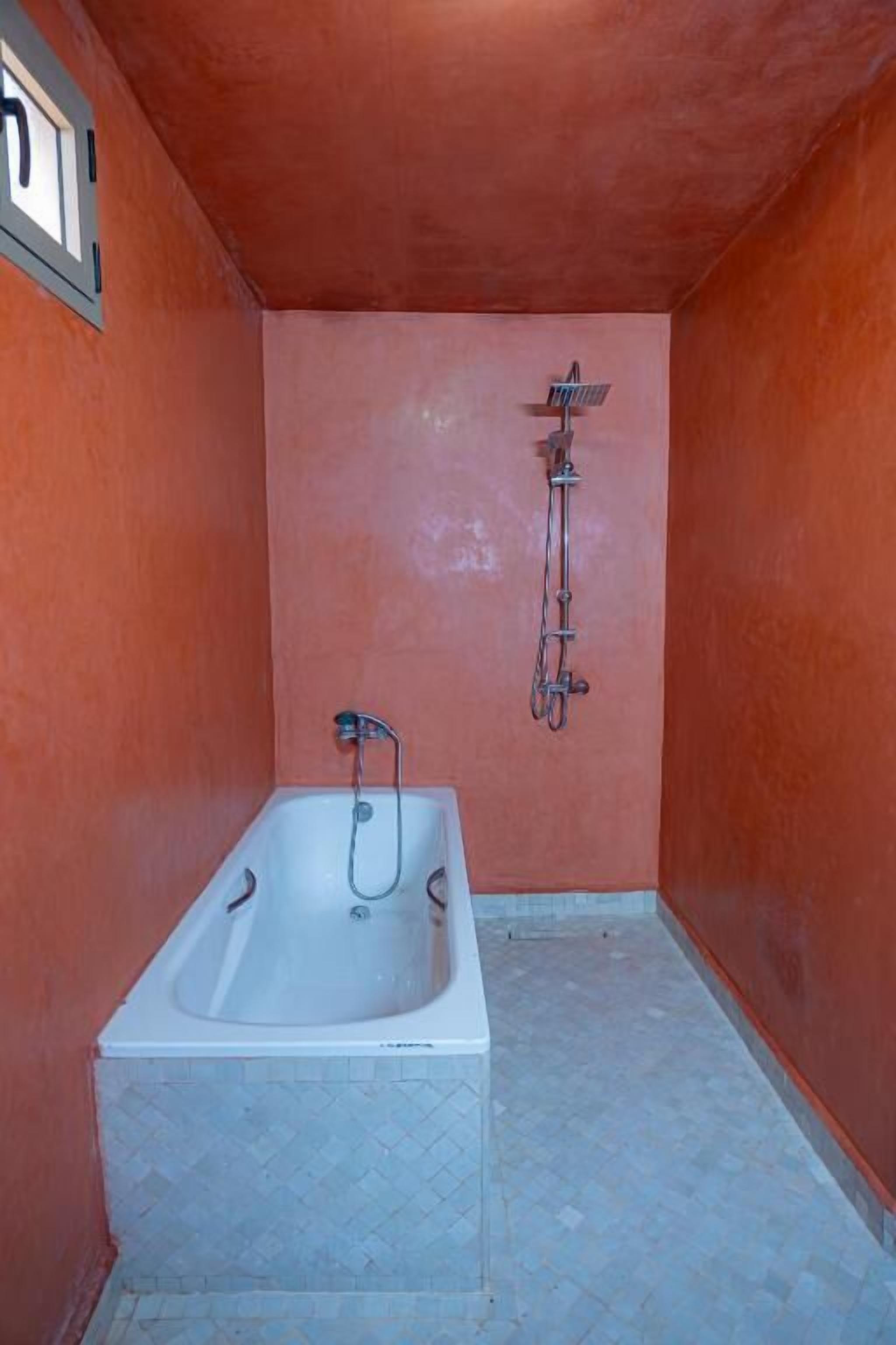 Chambre Triple, vue cour intérieure | Salle de bain