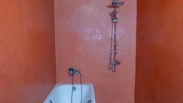 Chambre Triple, vue cour intérieure | Salle de bain