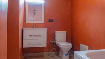 Triple Room, Courtyard View | Bathroom | Free toiletries