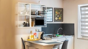 Cafetera y tetera, refrigerador, horno y parrilla de estufa 