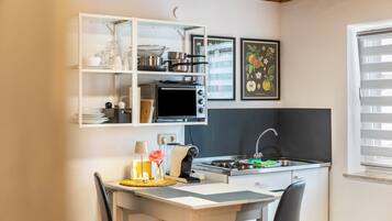 Coffee/tea maker, fridge, oven, stovetop