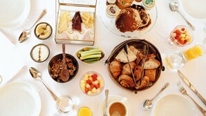 Una escena de desayuno con diferentes alimentos y utensilios.
