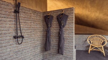 Suite Prestigio, vista al desierto | Regadera en el baño