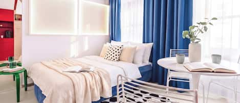Une chambre à coucher moderne avec un lit, un bureau et une chaise.
