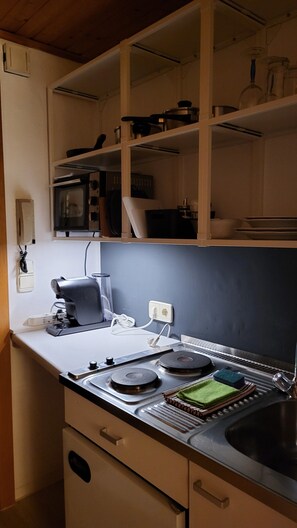 Coffee/tea maker, fridge, oven, stovetop