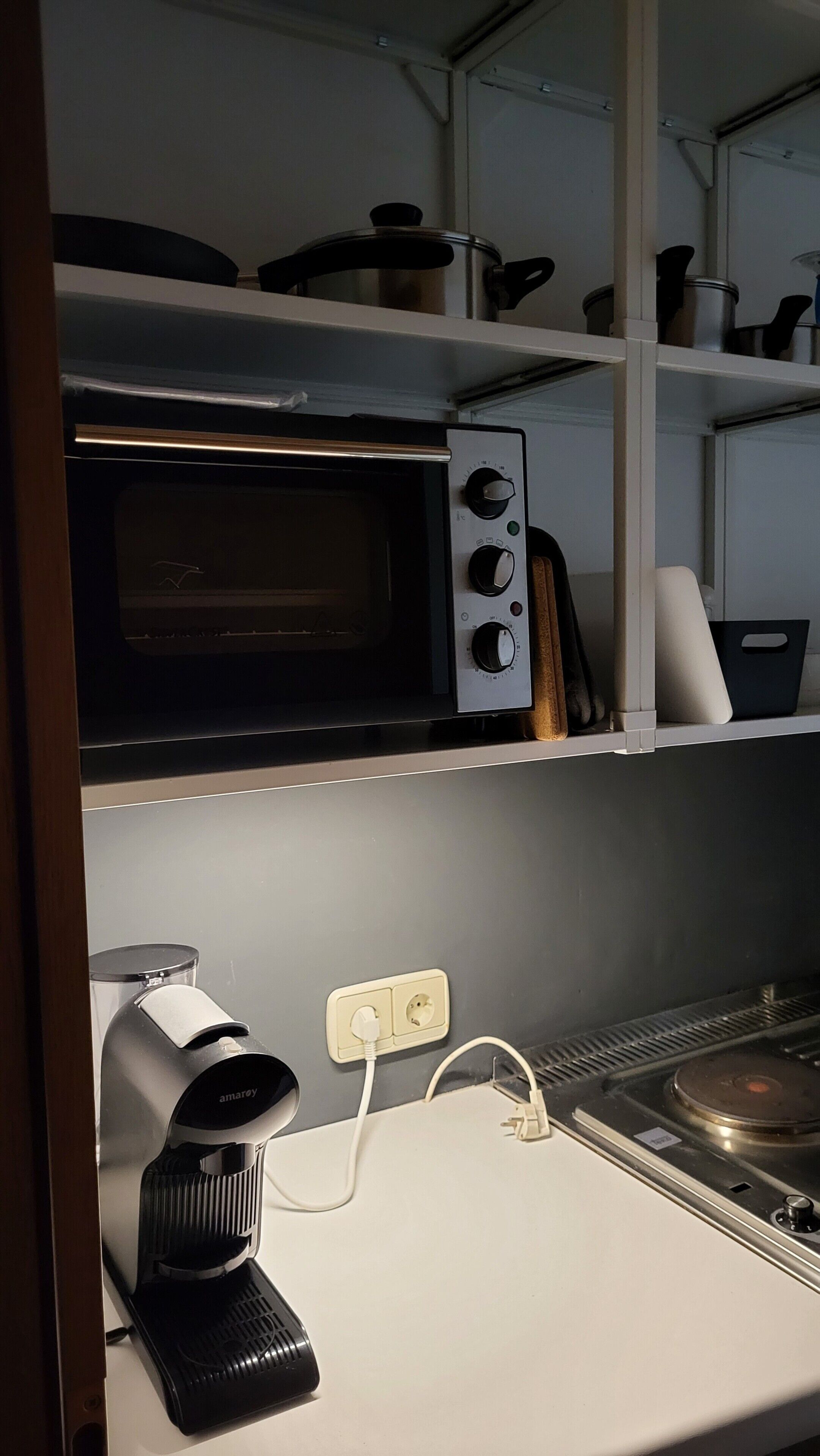 Coffee/tea maker, fridge, oven, stovetop