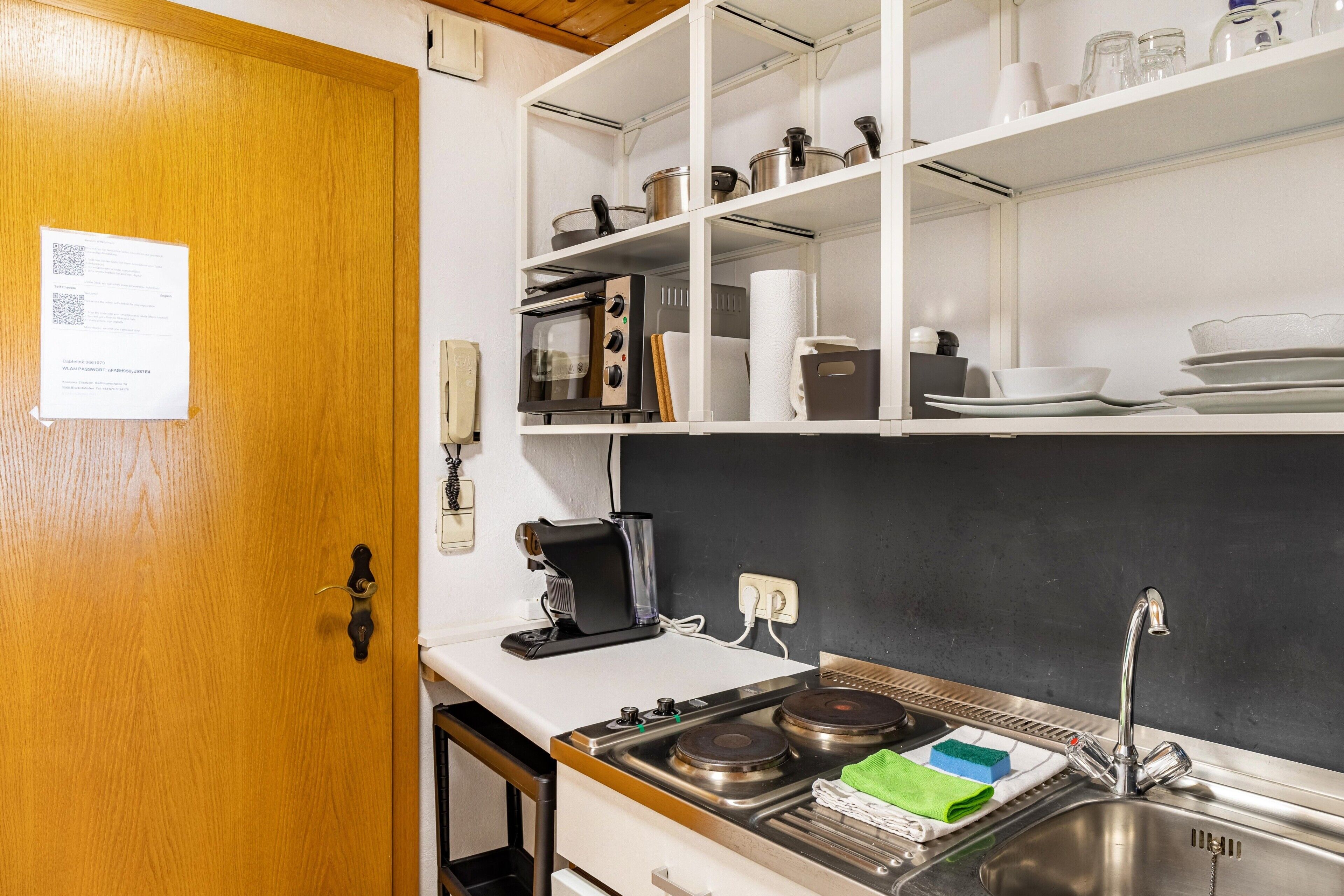 Coffee/tea maker, fridge, oven, stovetop