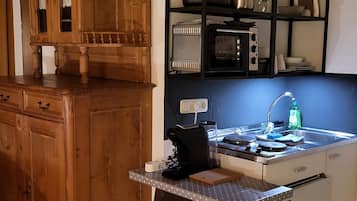 Wasserkocher mit Kaffee-/Teezubehör, Kühlschrank, Ofen, Herdplatte