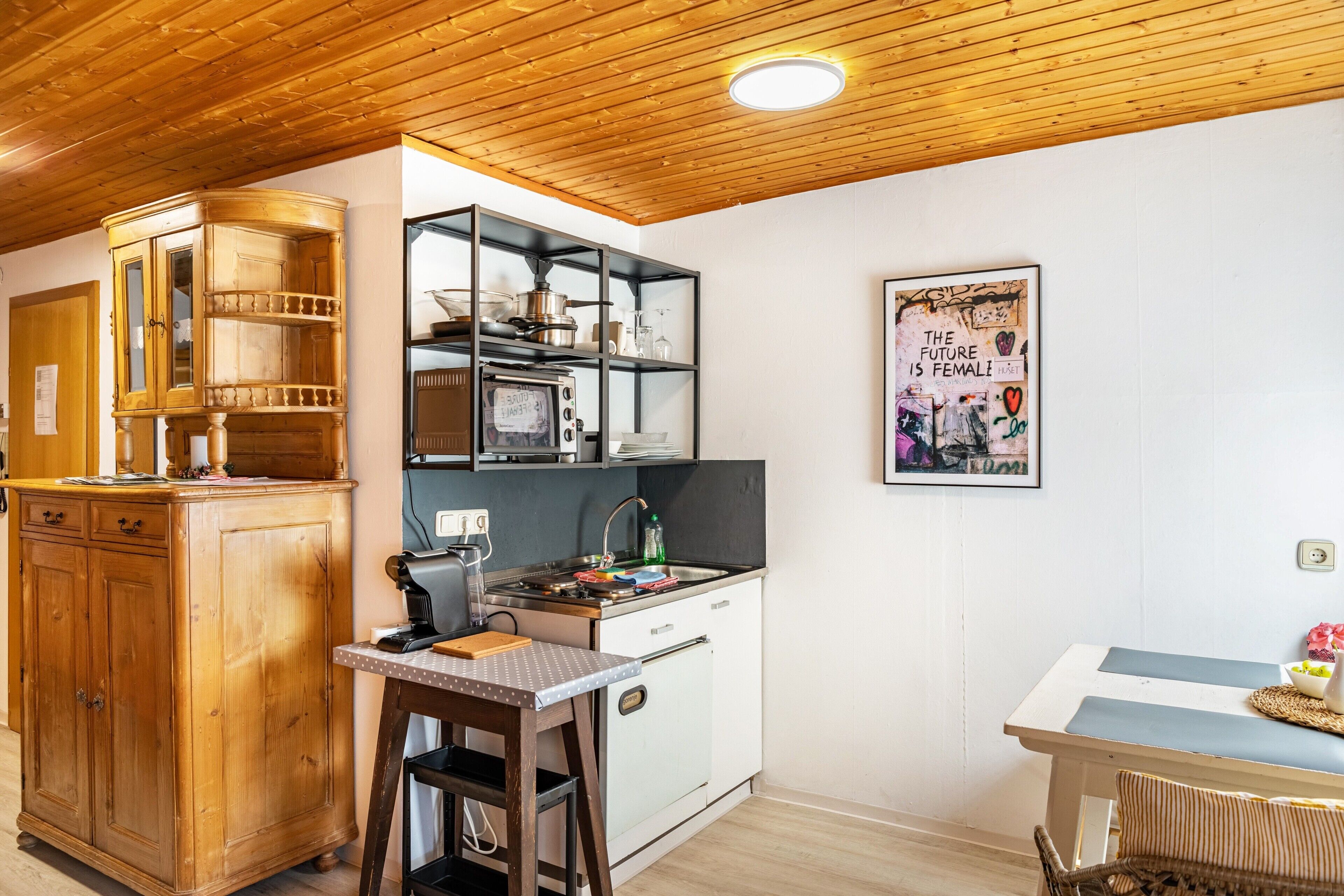Coffee/tea maker, fridge, oven, stovetop