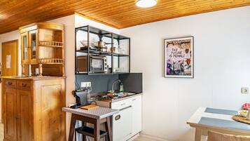 Coffee/tea maker, fridge, oven, stovetop