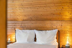 A room with a wooden ceiling and a bed with white bedding. There are two bedside lamps on either side of the bed. - Studio Apartment Lena Apartments 3 (Bischofshofen)