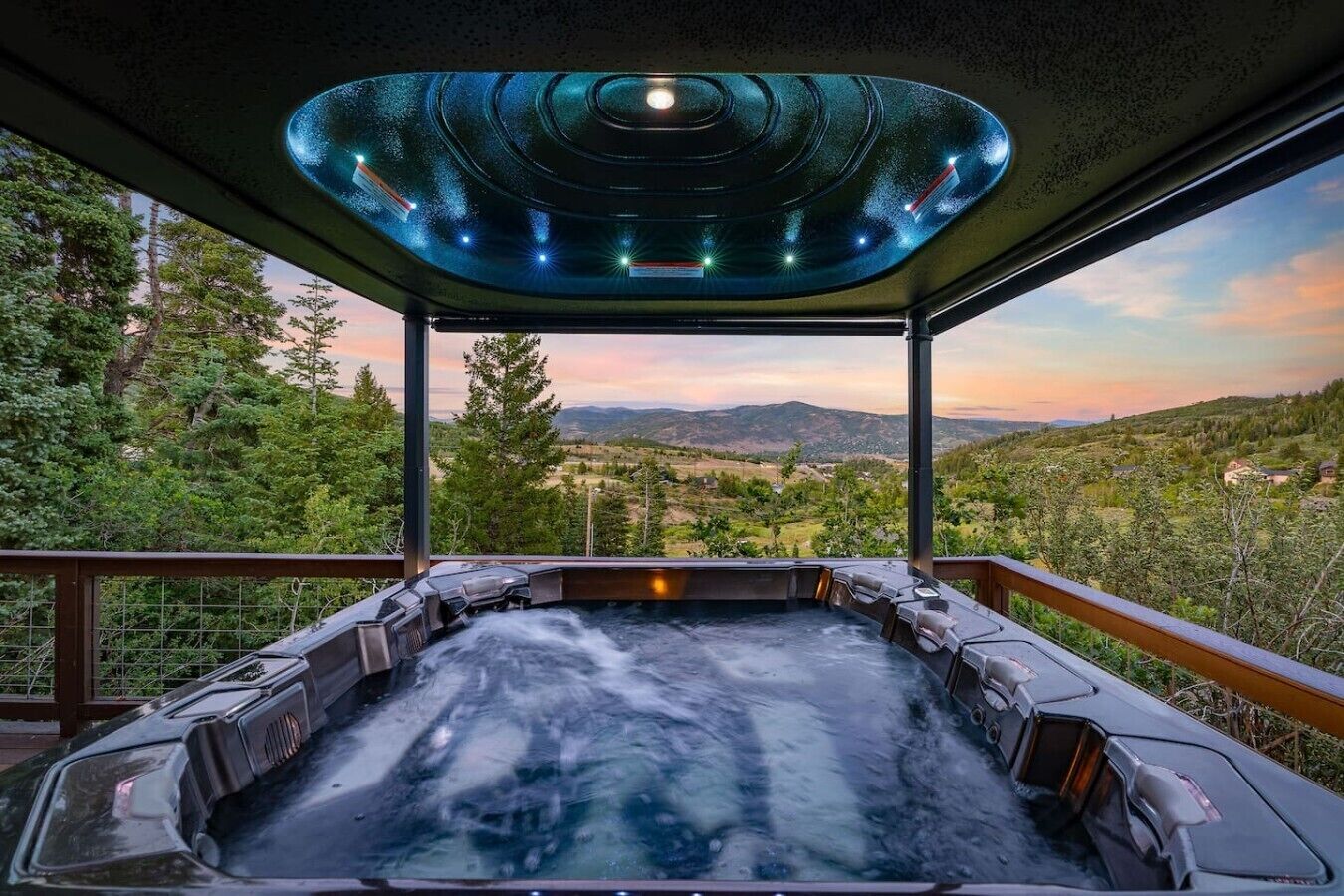 Ein Whirlpool mit Panoramablick auf eine gebirgige Landschaft.