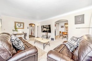 Living area - The Cher e (Cincinnati)
