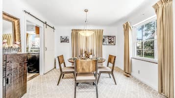 Casa, patio | Comedor