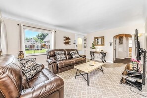 House, Patio | Living area - The Cher e (Cincinnati)