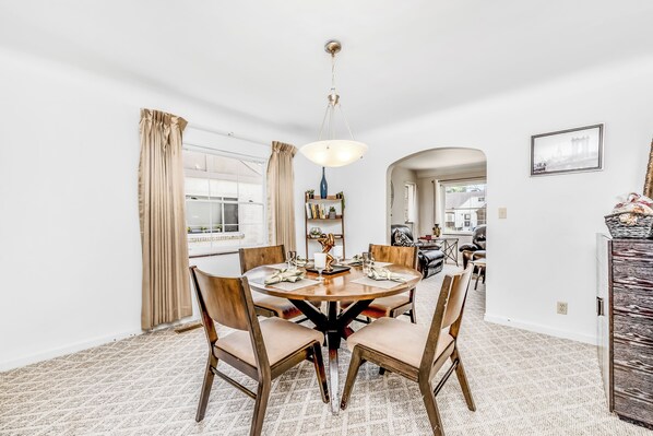 House, Patio | Dining room - The Cher e (Cincinnati)
