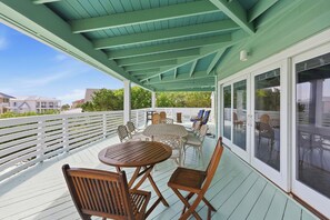 Outdoor dining - Steps from the ocean in Debordieu (Georgetown)