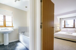 Bathroom - Beautiful 4BR Townhouse in Leafy Suburb - Pass the Keys (Belfast)
