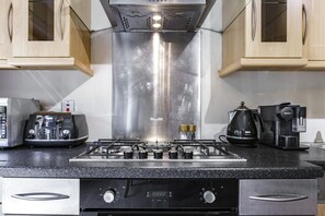 Kaffetrakter/tekoker, kjøleskap, mikrobølgeovn og ovn