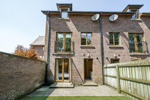 Exterior - Beautiful 4BR Townhouse in Leafy Suburb - Pass the Keys (Belfast)