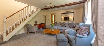 Rose Cottage | Hot Tub & Garden in Shropshire - Pass the Keys
