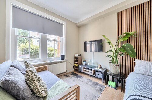Chic Flat Hideaway with Private Courtyard - Pass the Keys