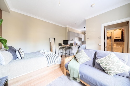 Chic Flat Hideaway with Private Courtyard - Pass the Keys