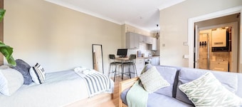 Chic Flat Hideaway with Private Courtyard - Pass the Keys