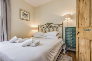 Room - Number 2 Admiralty Cottages - Pass the Keys (Gosport)