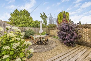Outdoor dining - Number 2 Admiralty Cottages - Pass the Keys (Gosport)