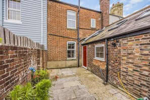 Exterior - Number 2 Admiralty Cottages - Pass the Keys (Gosport)