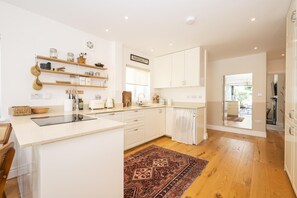 Private kitchen - Stylish Surbiton Home | 7-Min Walk to Station - Pass the Keys (Surbiton)