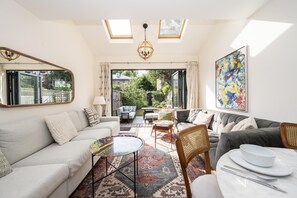 Living area - Stylish Surbiton Home | 7-Min Walk to Station - Pass the Keys (Surbiton)