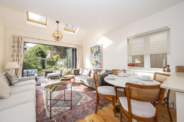 Living area - Stylish Surbiton Home | 7-Min Walk to Station - Pass the Keys (Surbiton)