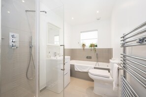 Bathroom - Stylish Surbiton Home | 7-Min Walk to Station - Pass the Keys (Surbiton)