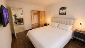 1 slaapkamer, een strijkplank/strijkijzer, wifi, beddengoed