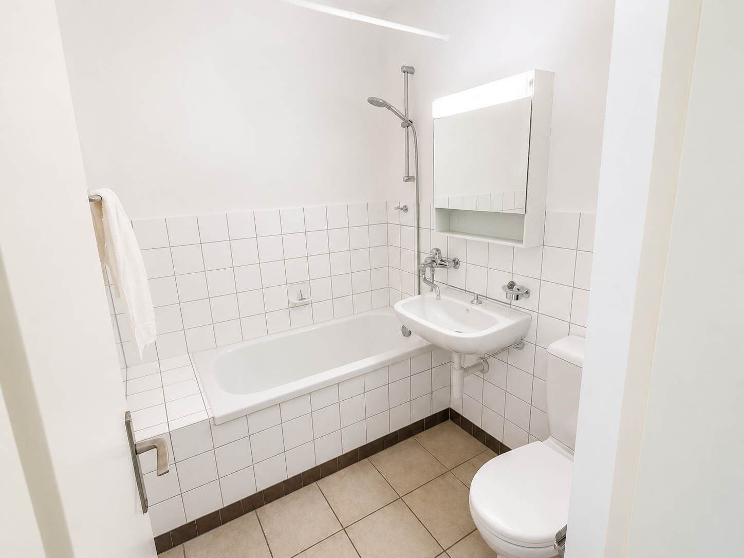 Dusche, Haartrockner, Handtücher, Shampoo