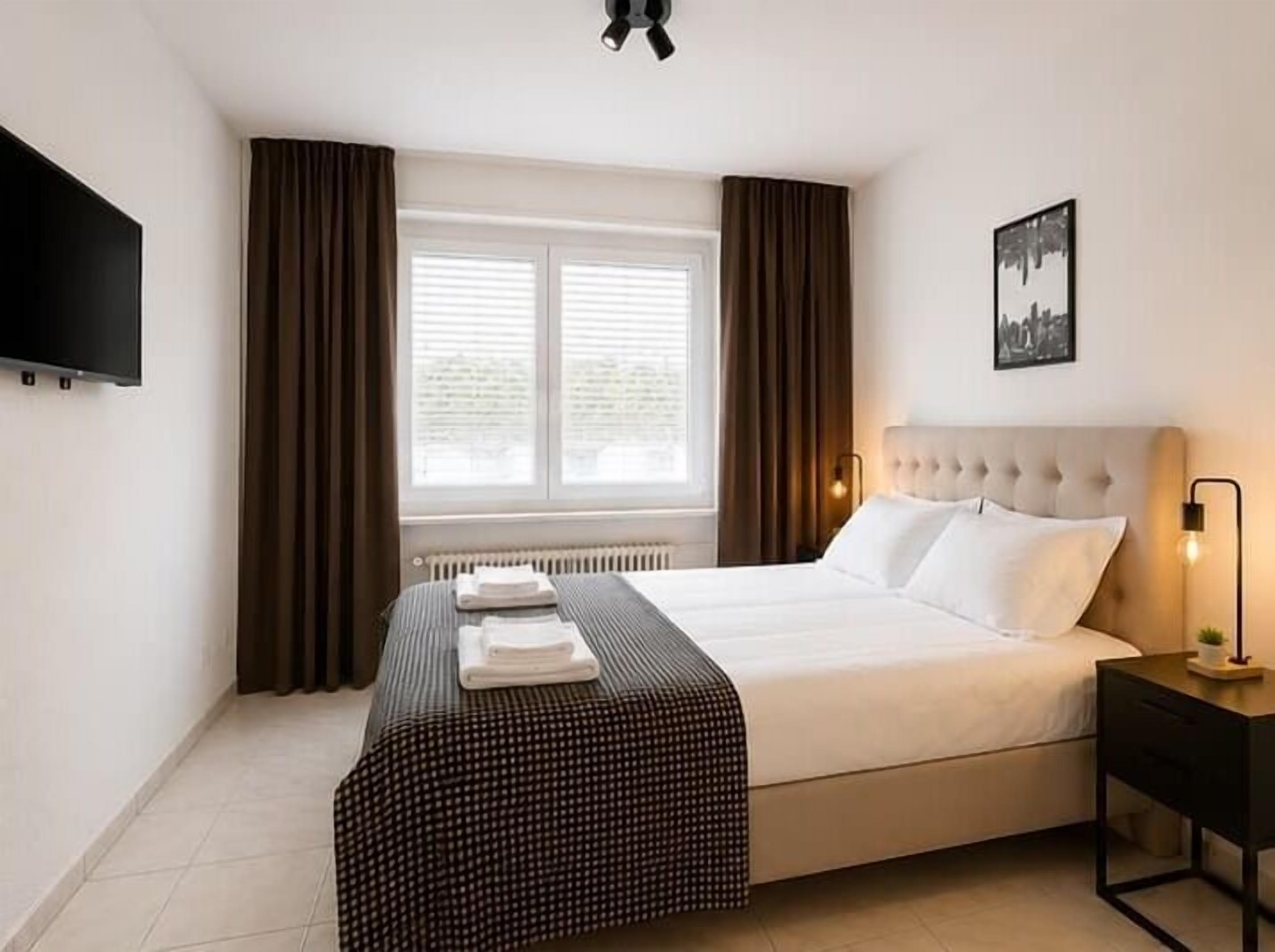 1 dormitorio, tabla de planchar con plancha, wifi y ropa de cama